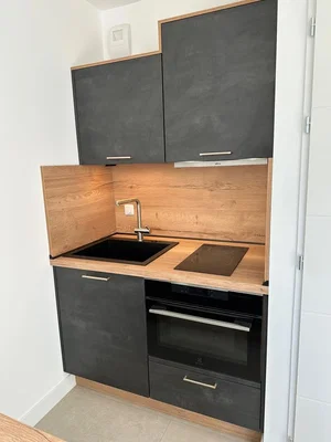 Cozinha; eletrodomésticos, chão de azulejo, renovado, luz natural