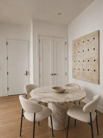 Sala de estar; chão de madeira, luz natural, estilo moderno