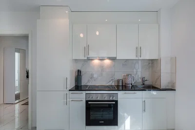 Cucina; elettrodomestici, pavimento in piastrelle, luce naturale, stile moderno, ristrutturato