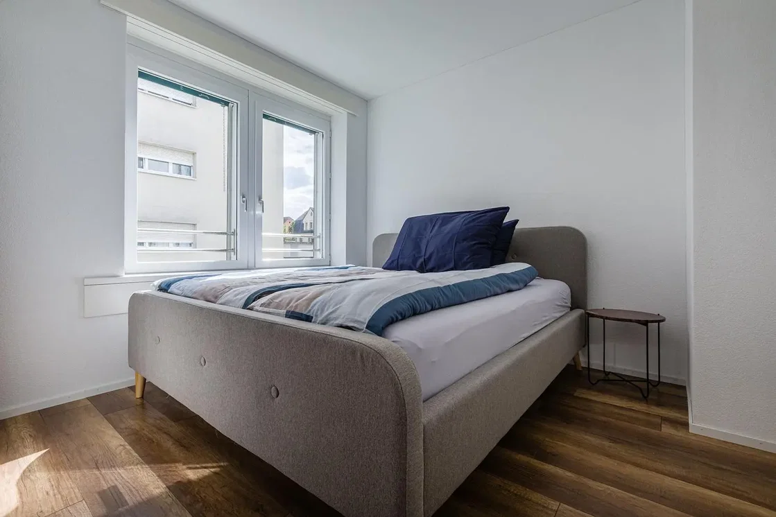 Camera da letto; pavimento in legno, luce naturale