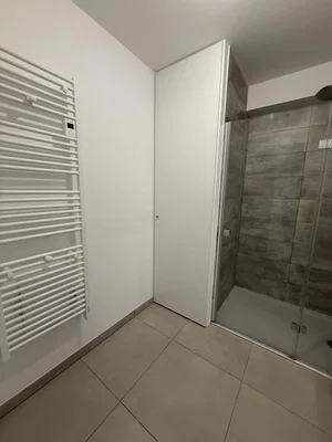 Casa de banho; chão de azulejo, renovado, luz natural