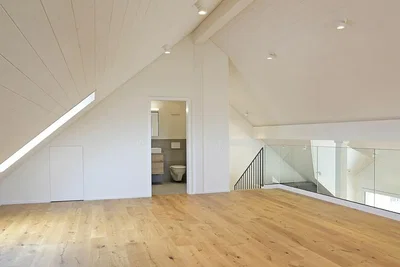 Soggiorno; pavimento in legno, luce naturale