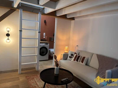 Soggiorno; pavimento in legno, luce naturale, stile moderno