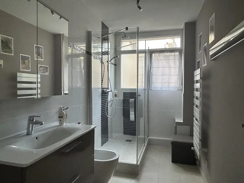 Bagno; pavimento in piastrelle, luce naturale, ristrutturato