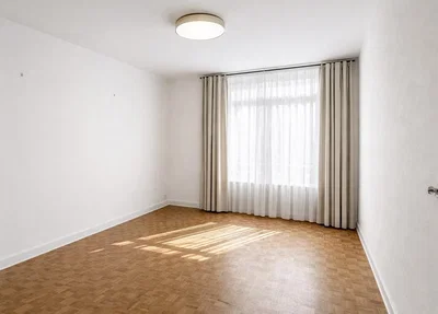 Camera da letto; luce naturale, pavimento in piastrelle