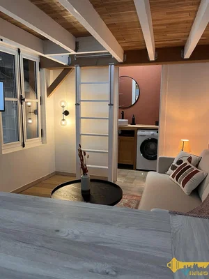 Soggiorno; luce naturale, travi in legno, stile moderno