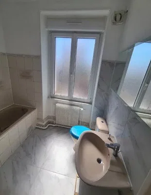 Toalet; pločice, potrebna renovacija