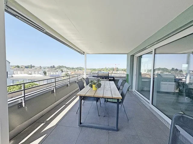 Terraço; vista, chão de azulejo, luz natural