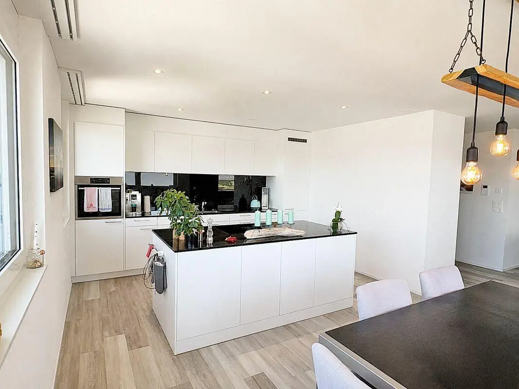 Cucina; elettrodomestici, pavimento in legno, luce naturale, stile moderno