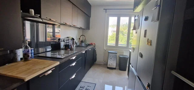 Kuhinja; kuhinjski aparati, prirodno svjetlo, pločice