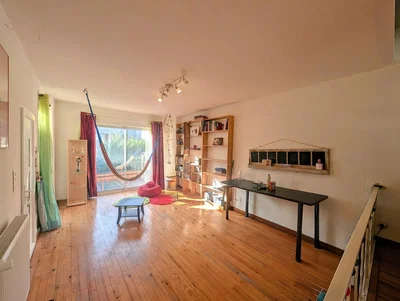 Kinderzimmer; holzboden, tageslicht