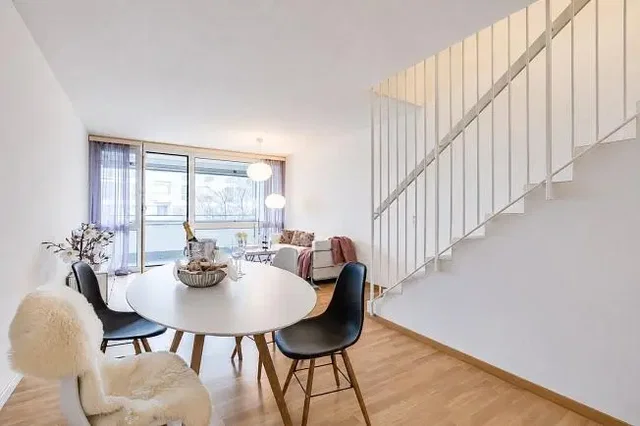 Wohnzimmer; tageslicht, holzboden, moderner stil