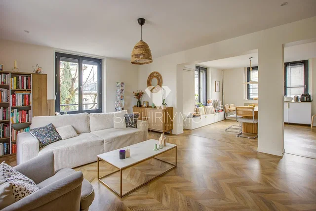 Salon; parquet, lumière naturelle, style moderne