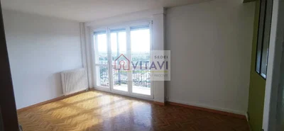 Soggiorno; pavimento in legno, luce naturale, vista