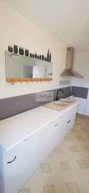 Cucina; elettrodomestici, pavimento in piastrelle, luce naturale