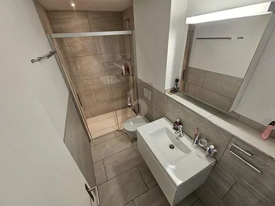 Bagno; pavimento in piastrelle, ristrutturato, luce naturale