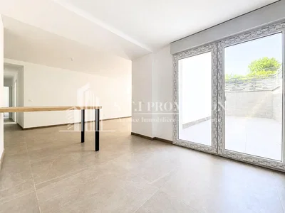 Soggiorno; pavimento in piastrelle, luce naturale, vista