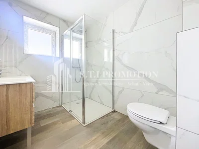 Bagno; pavimento in piastrelle, ristrutturato, luce naturale