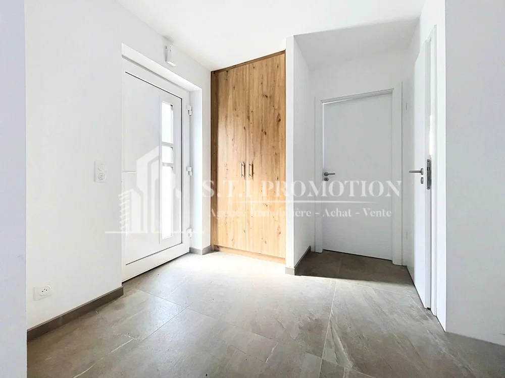 Altro; pavimento in piastrelle, luce naturale