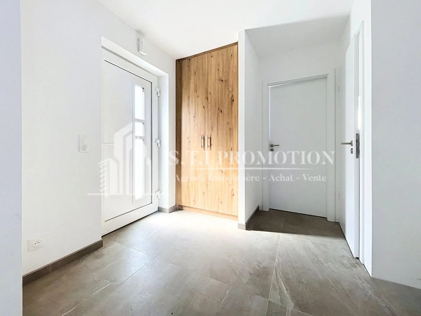 Altro; pavimento in piastrelle, luce naturale