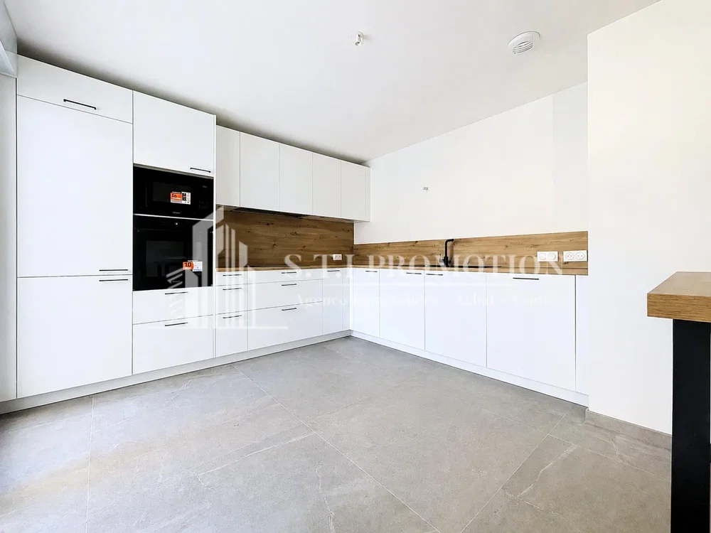 Cucina; elettrodomestici, pavimento in piastrelle, ristrutturato, luce naturale