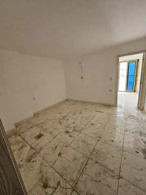 Ostale; pločice, potrebna renovacija, prirodna svjetlost