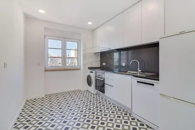 Cozinha; eletrodomésticos, chão de azulejo, luz natural