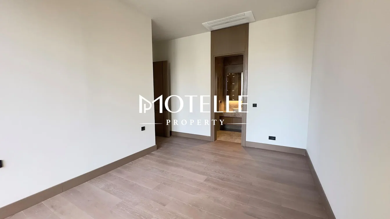 Ostale; drveni pod, prirodna svjetlost, potrebna renovacija