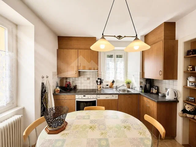 Cucina; elettrodomestici, pavimento in piastrelle, luce naturale