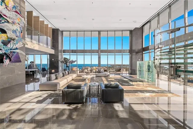 Salón; vista, techos altos, suelo de baldosas, luz natural