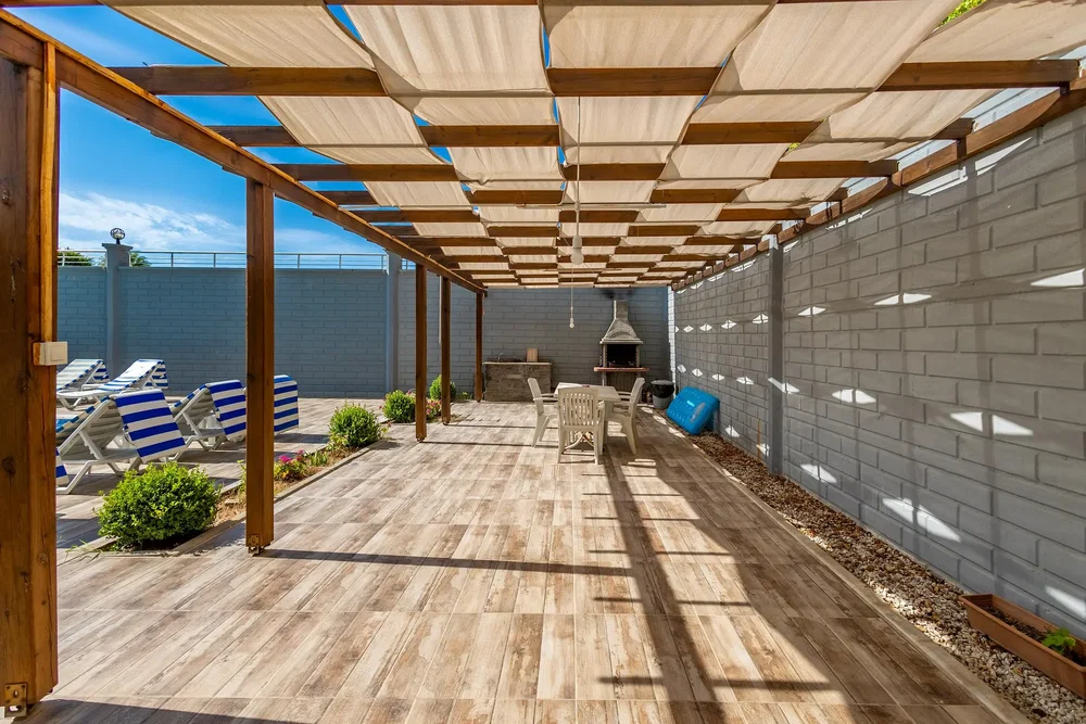 Terraza; luz natural, suelo de madera