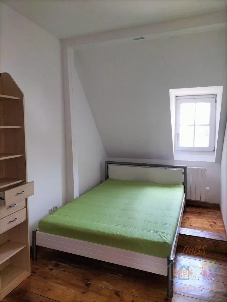 Camera da letto; pavimento in legno, luce naturale