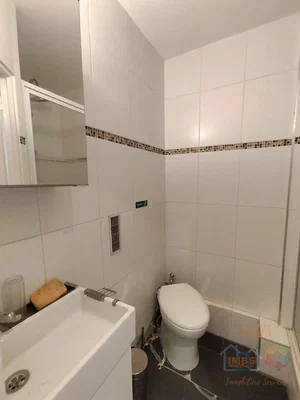 Toilette; pavimento in piastrelle