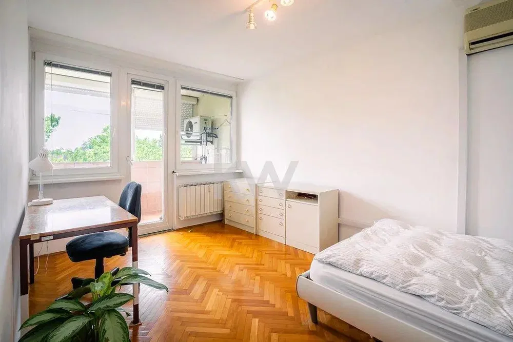 Schlafzimmer; holzboden, tageslicht