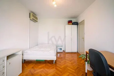 Schlafzimmer; holzboden, tageslicht