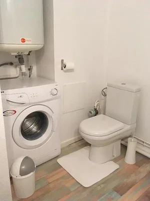 Toilette; pavimento in piastrelle, scaldabagno