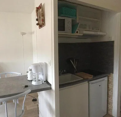 Cucina; elettrodomestici, pavimento in piastrelle