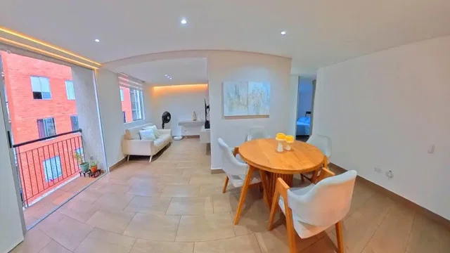 Soggiorno; luce naturale, stile moderno, pavimento in legno