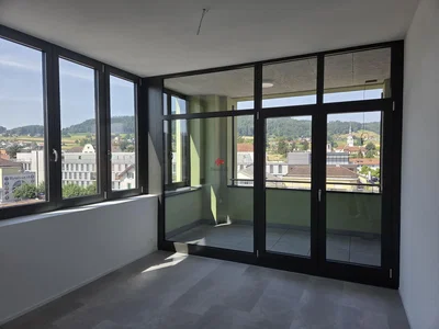 Soggiorno; vista, luce naturale, pavimento in piastrelle
