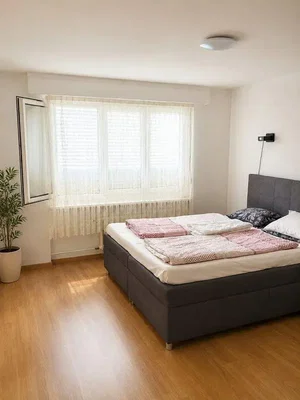 Camera da letto; luce naturale, pavimento in legno