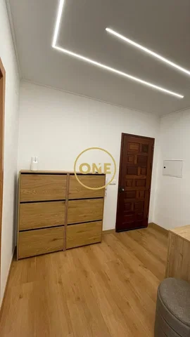 Dormitorio; suelo de madera, renovado, luz natural