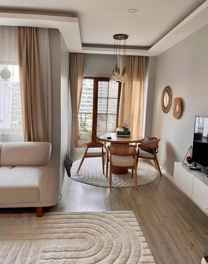 Salón; suelo de madera, luz natural, estilo moderno