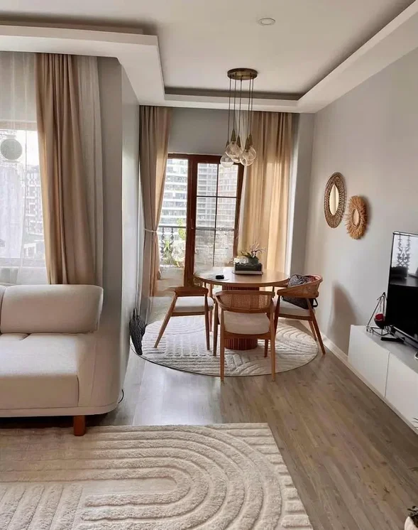 Salón; suelo de madera, luz natural, estilo moderno