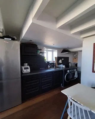 Cucina; elettrodomestici, pavimento in legno, luce naturale