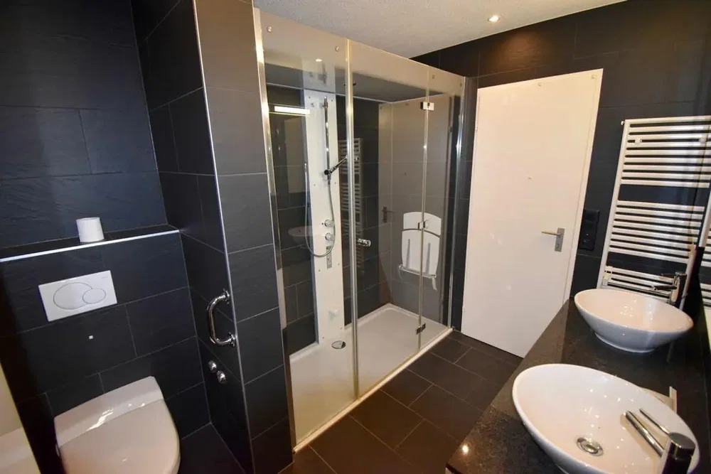 Bagno; pavimento in piastrelle, ristrutturato, luce naturale