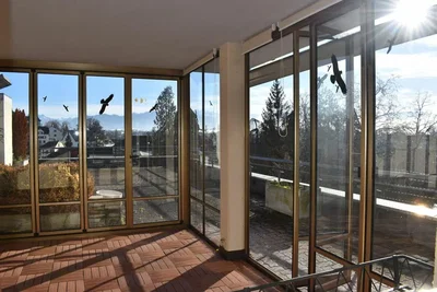 Balcone; vista, luce naturale, pavimento in piastrelle