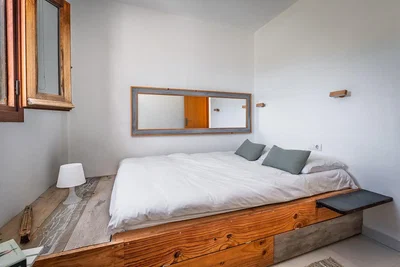 Dormitorio; luz natural, suelo de madera, estilo moderno