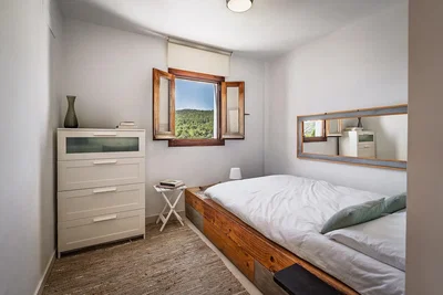 Dormitorio; luz natural, suelo de madera, estilo moderno