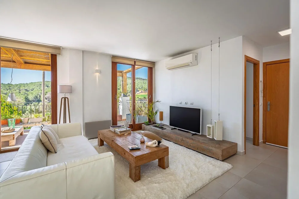 Salón; luz natural, suelo de baldosas, estilo moderno