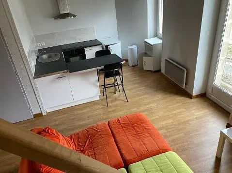 Wohnzimmer; küchengeräte, holzboden, tageslicht